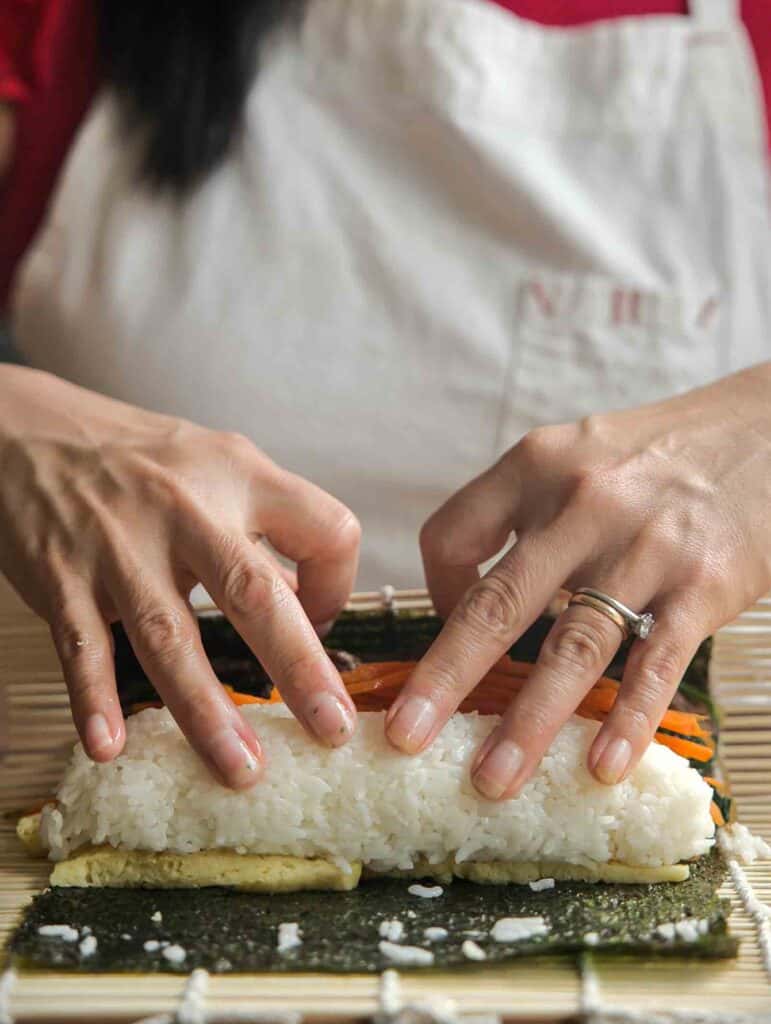 How to Make 4 Stunning Korean Kimbap Recipes. 24 rolling chunky kimbap