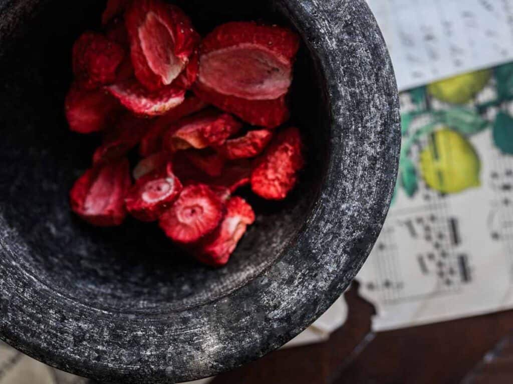 Perfect Cream Cheese & Strawberry Pink Mochi Recipe. 4 freeze-dried-strawberries-in-mortar