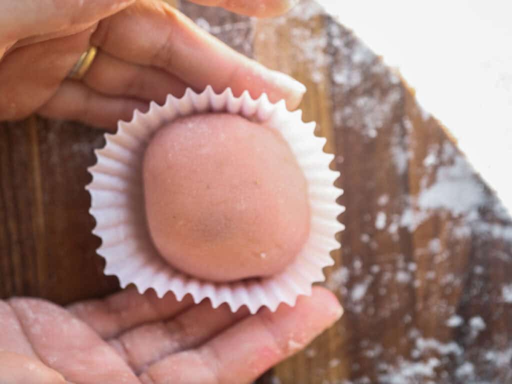 Perfect Cream Cheese & Strawberry Pink Mochi Recipe. 28 perfectly-shaped-pink-mochi