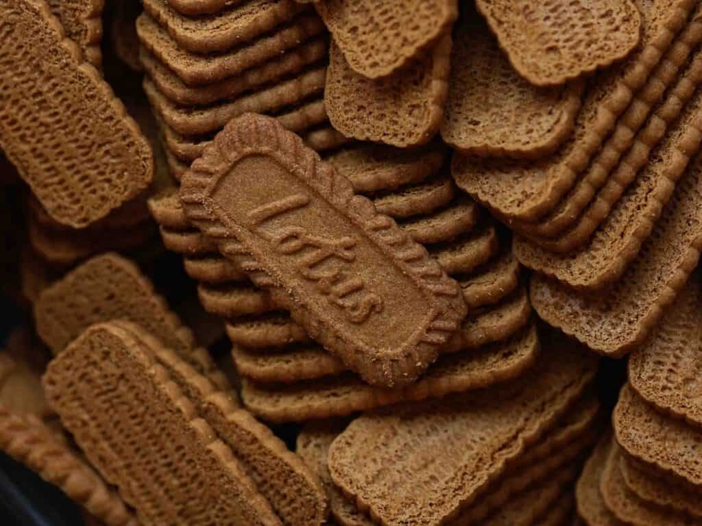 Super Easy and DELICIOUS Vegan Biscoff-Misu Recipe. 3 close-up-shot-of-biscoff-cookies