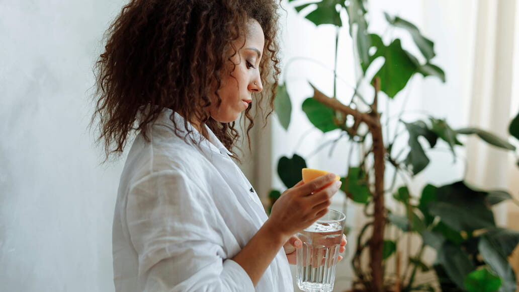 The 3 Times You Should NOT Drink Lemon Water