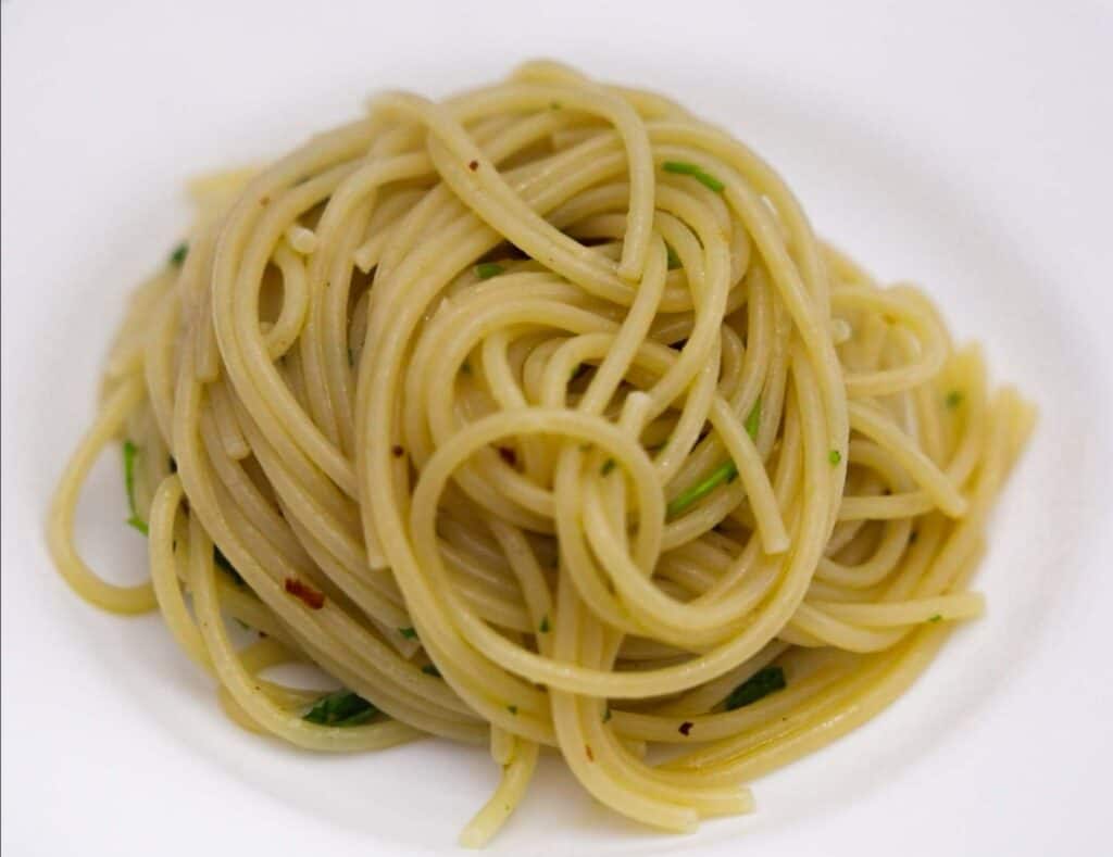 Spaghetti Aglio e Olio: The PERFECT 6-Ingredient Pasta Recipe. 1 hero image of aglio e olio