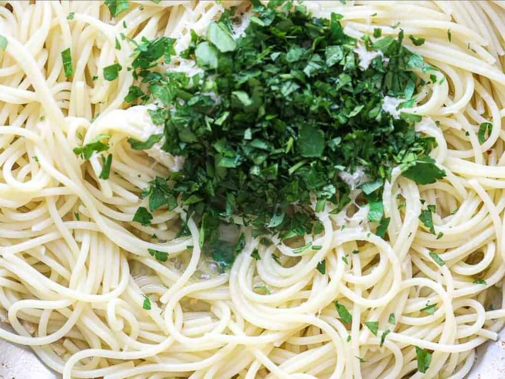 8-ingredient Easy and Delicious Lemon Pepper Pasta. 14 Cooked spaghetti noodles topped with a generous amount of finely chopped fresh parsley make this Easy Pasta burst with color and flavor. The pasta is lightly sauced, perfect for a quick and delicious meal.